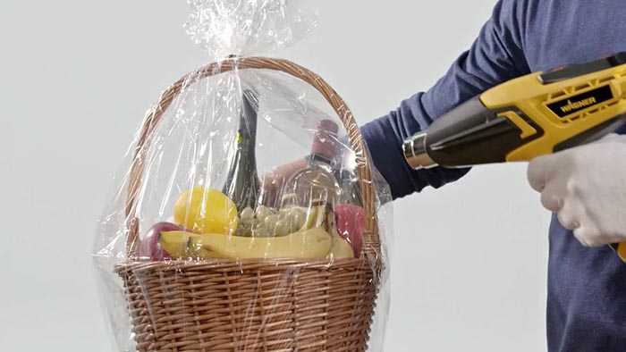Ảnh bài viết: Sử dụng màng co cuộn để gói giỏ quà và những điều cần lưu ý